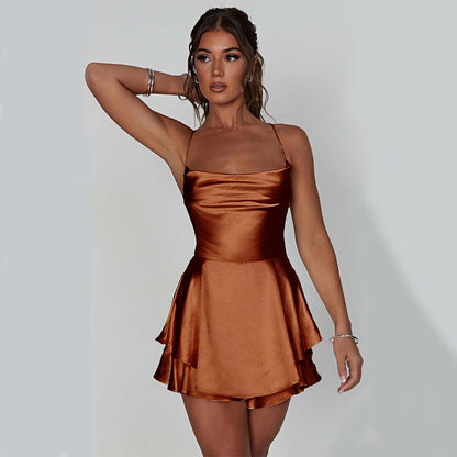Robe à lacets en satin élégant et dos nu